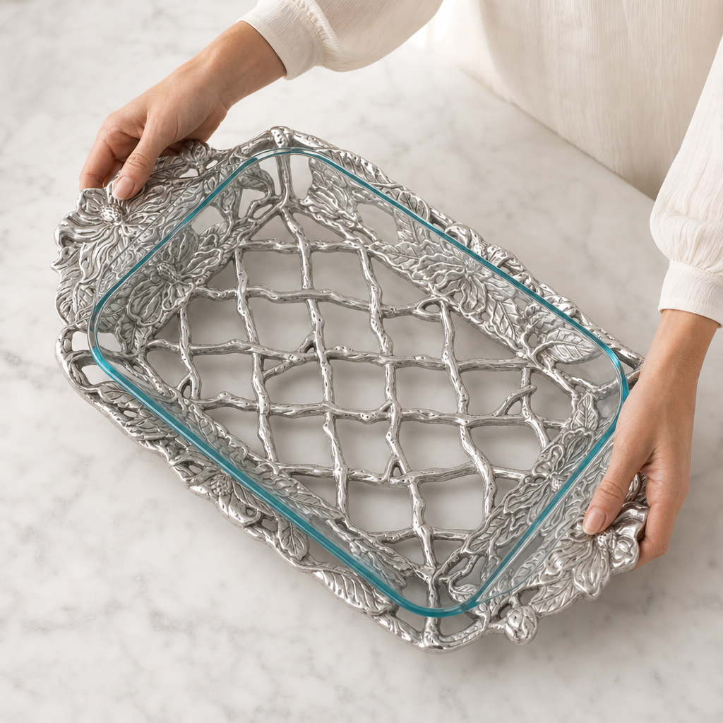 Magnolia Pyrex Holder 3qt