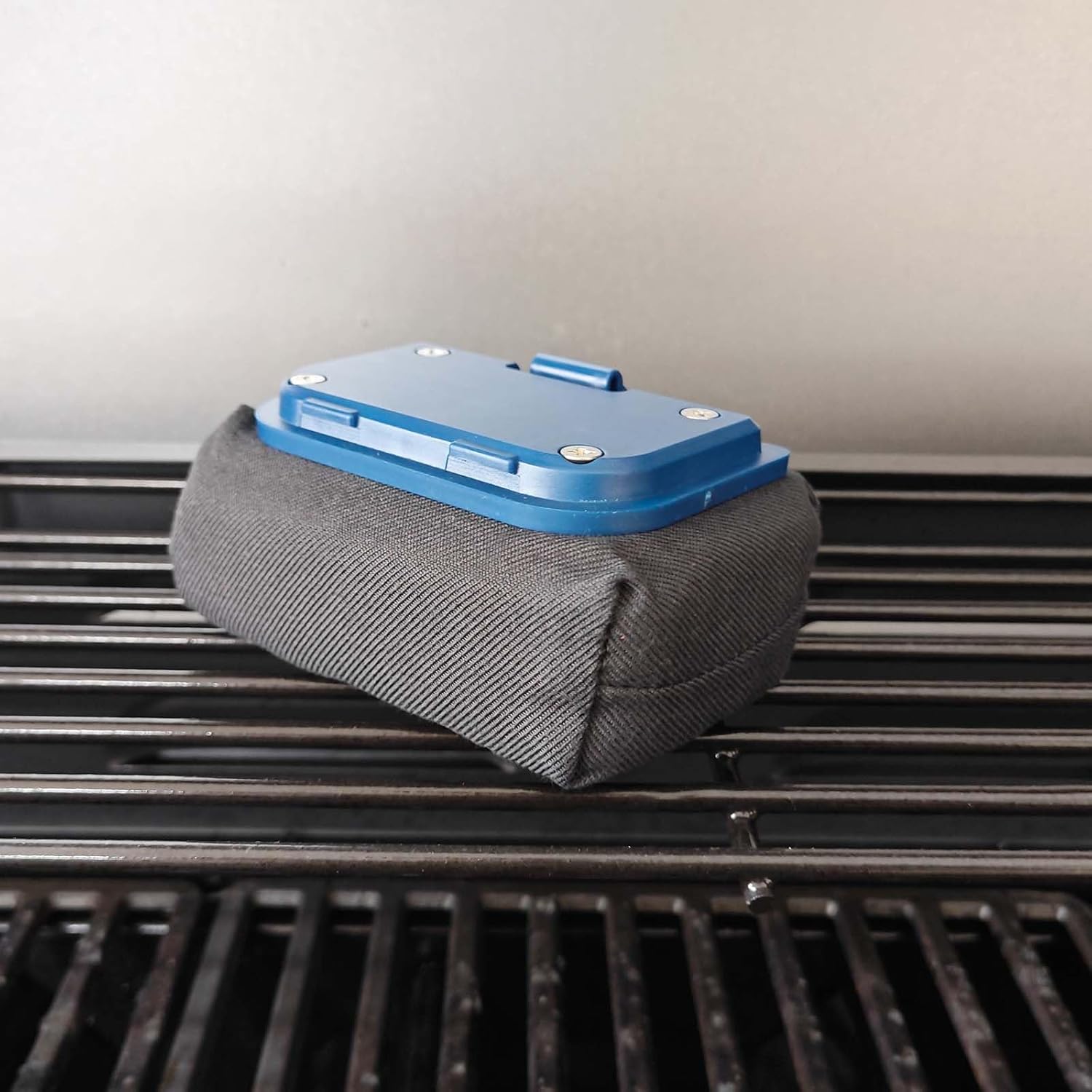 Blue Grill Brush Bristle Free, Replaceable BBQ Cleaning Head Accessories Cleaner, Black Wavy Pad Perfect for Stainless Steel, Porcelain, Cast Iron Grates Round Rectangle Grates