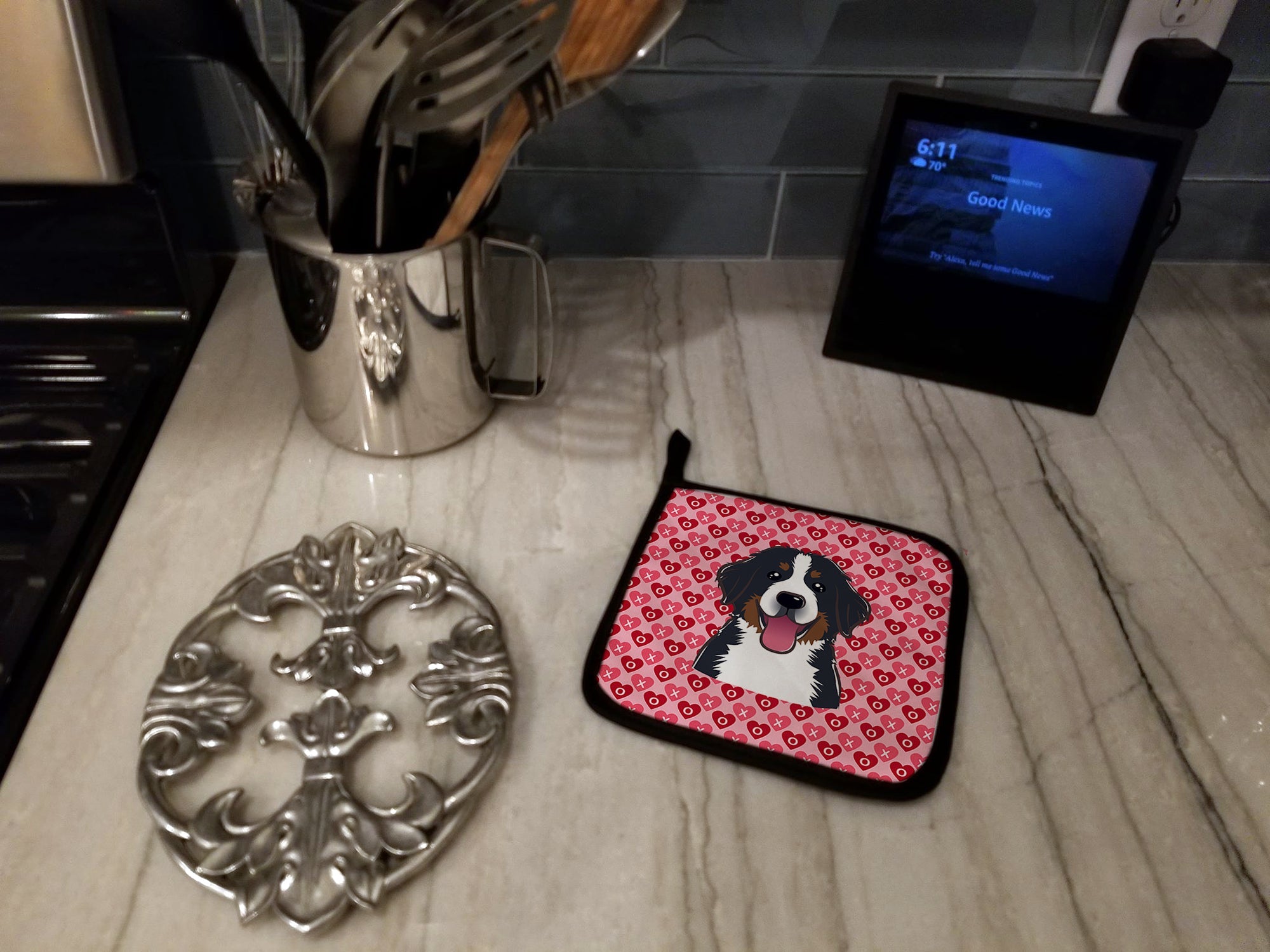 Bernese Mountain Dog Hearts Pot Holders - Set of 2 - Heat-Resistant Kitchen Essentials BB5307PTHD