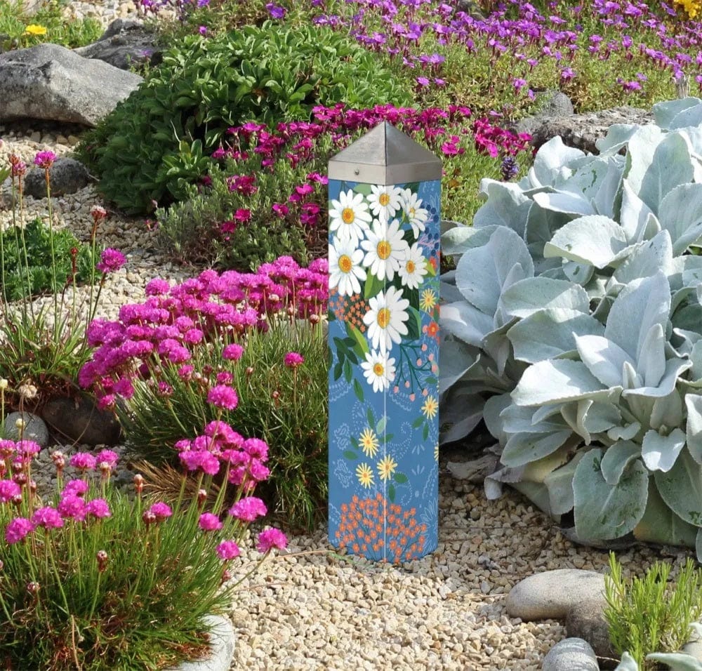 Bandana Daisies Art Pole 20 Inches Tall