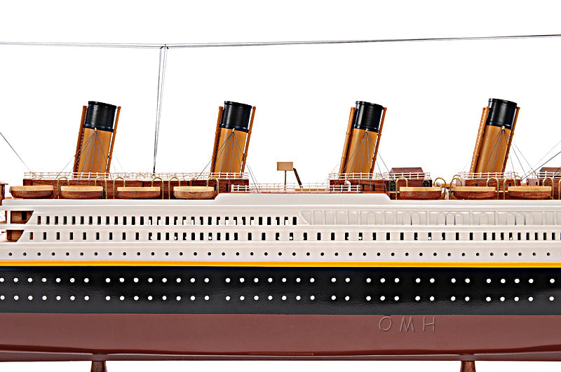 RMS Titanic Midsize with Display Case