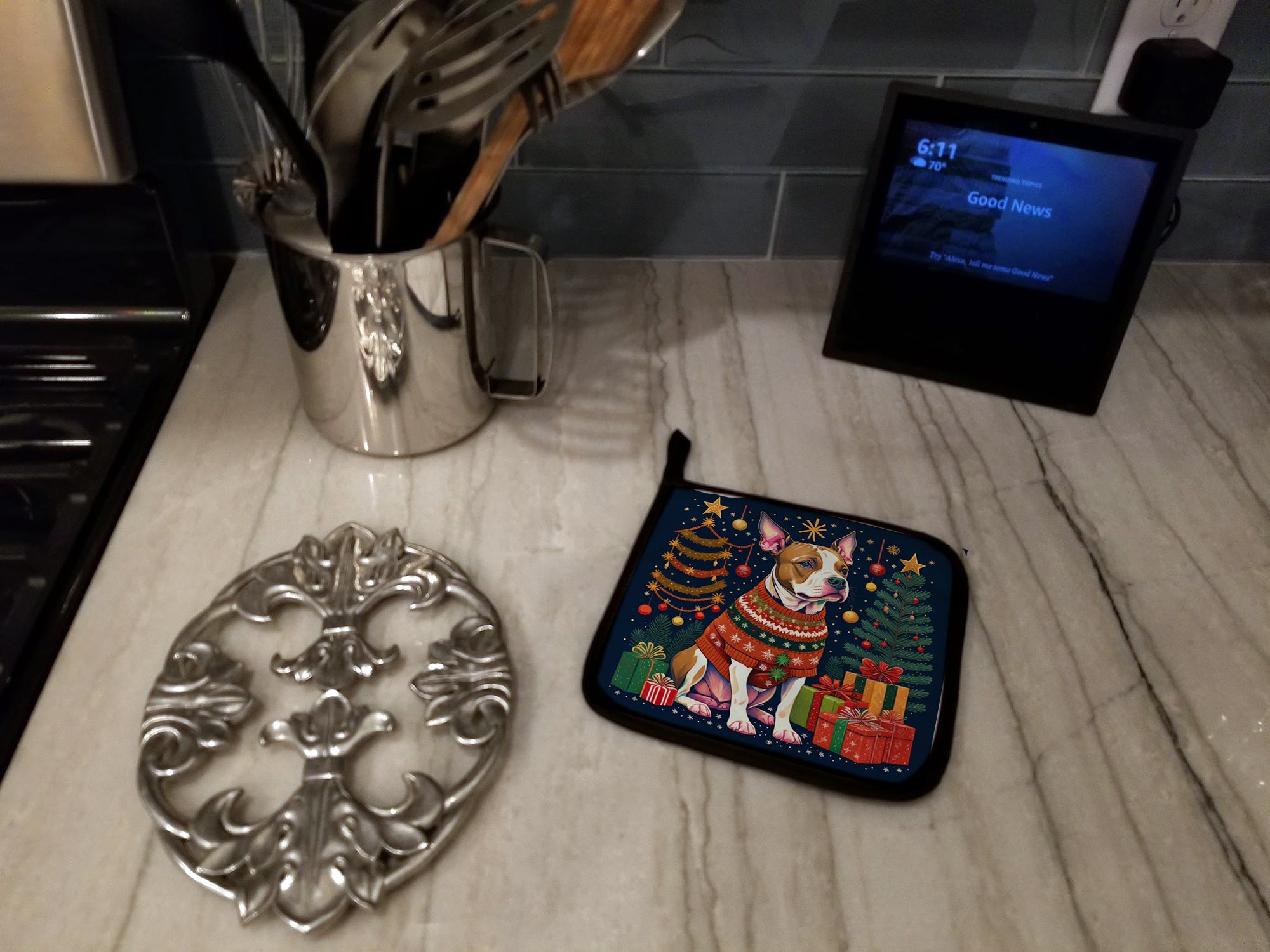 Pit Bull Terrier Christmas Pot Holder Set of 2 Heat Resistant Quilted Hot Pads 7.5 x 7.5 Inch, Insulated Kitchen Trivets for Cooking & Baking