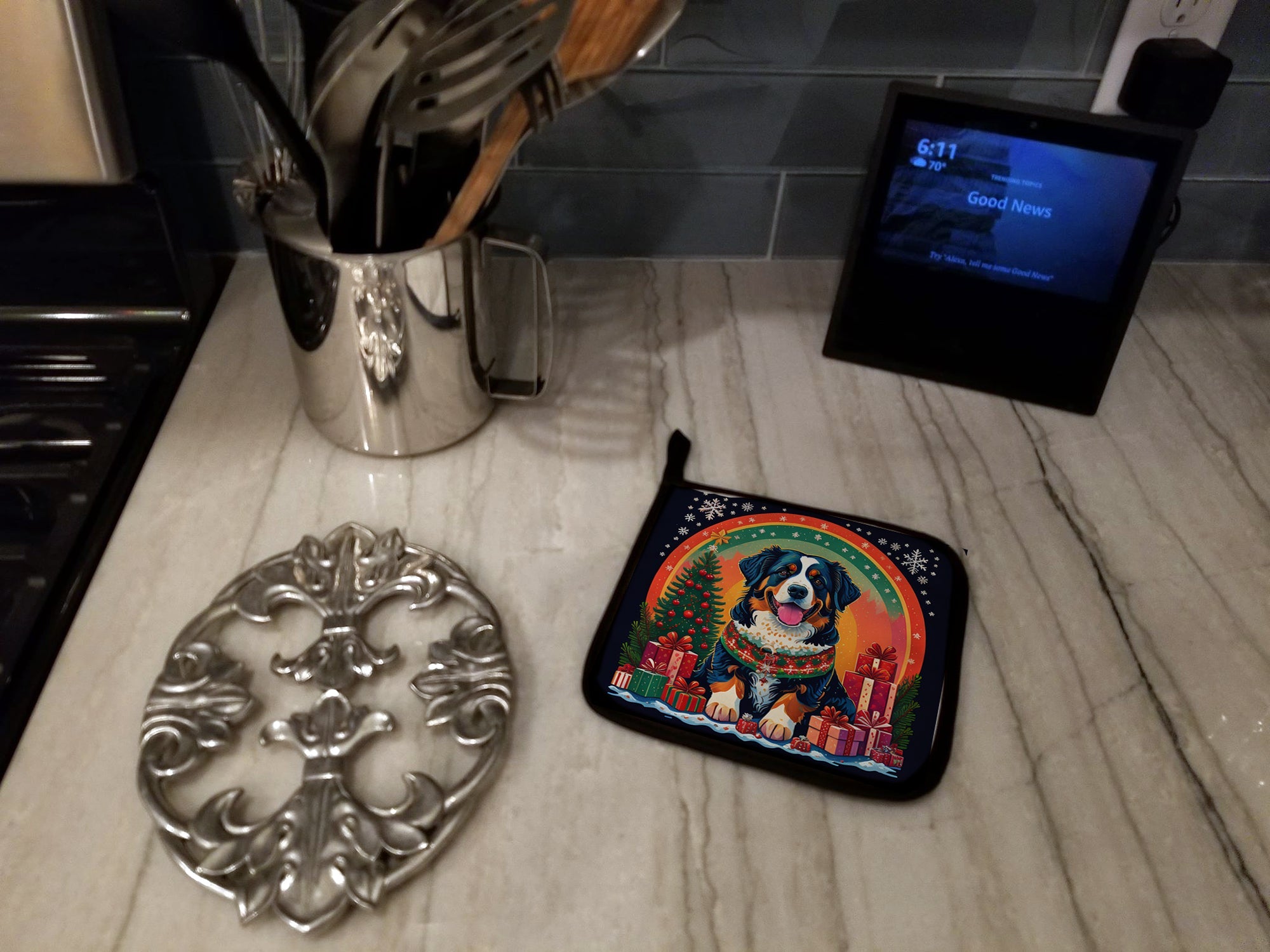 Bernese Mountain Dog Christmas Pot Holder Set of 2 Heat Resistant Quilted Hot Pads 7.5 x 7.5 Inch, Insulated Kitchen Trivets for Cooking & Baking