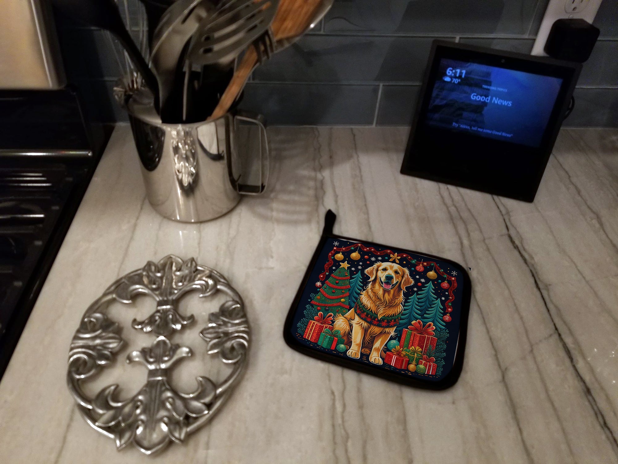 Golden Retriever Christmas Pot Holder Set of 2 Heat Resistant Quilted Hot Pads 7.5 x 7.5 Inch, Insulated Kitchen Trivets for Cooking & Baking