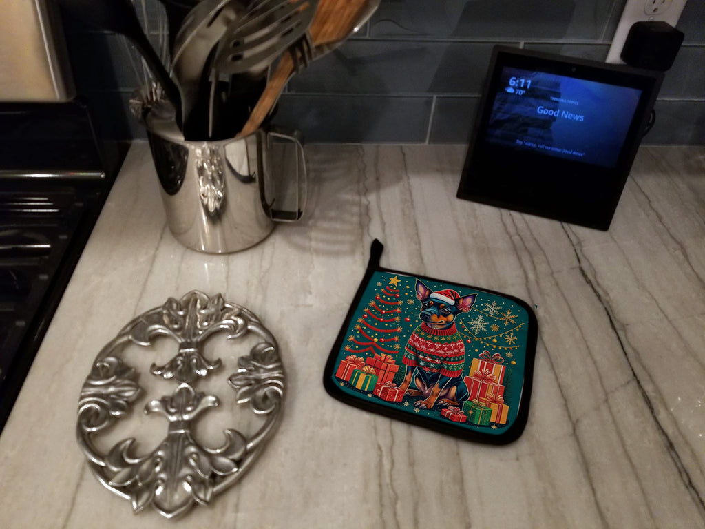 Miniature Pinscher Christmas Pot Holder Set of 2 Heat Resistant Quilted Hot Pads 7.5 x 7.5 Inch, Insulated Kitchen Trivets for Cooking & Baking