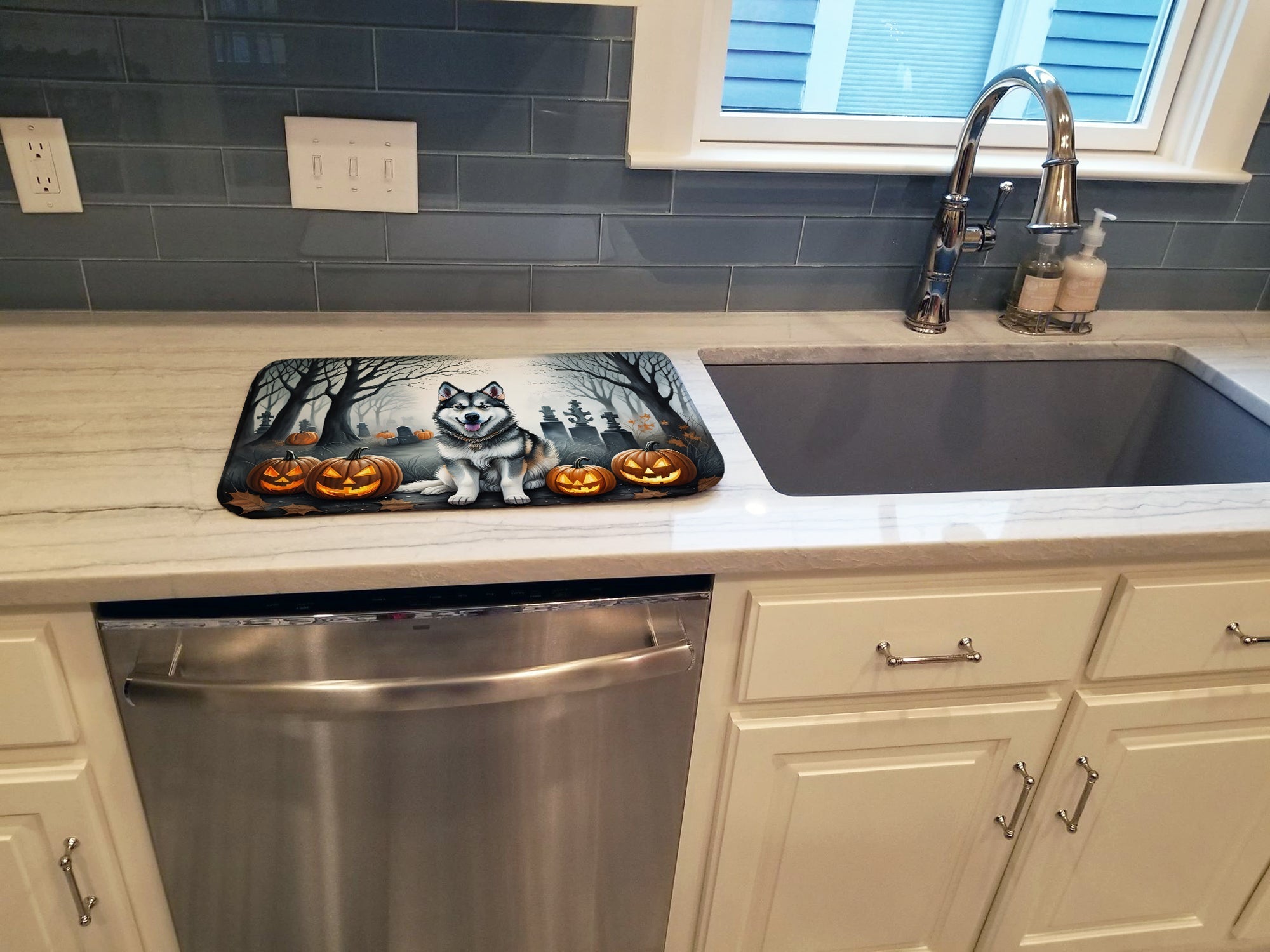 Alaskan Malamute Spooky Halloween Dish Drying Mat Absorbent Dish Drying Mat Pad for Kitchen Counter Dish Drainer Mat for Countertop, 14 x 21", Multicolor