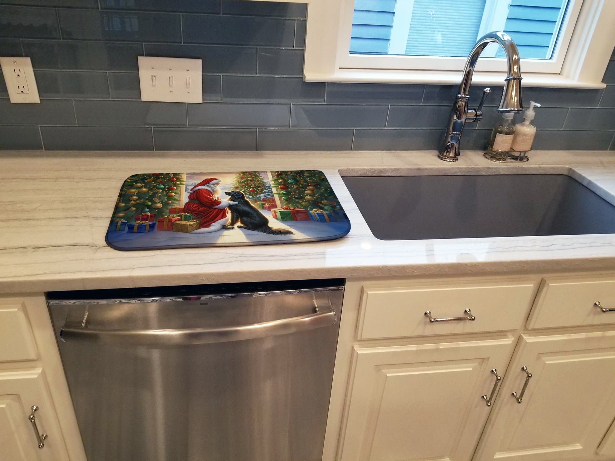 Flat-Coated Retriever and Santa Claus Dish Drying Mat Absorbent Dish Drying Mat Pad for Kitchen Counter Dish Drainer Mat for Countertop, 14 x 21", Multicolor