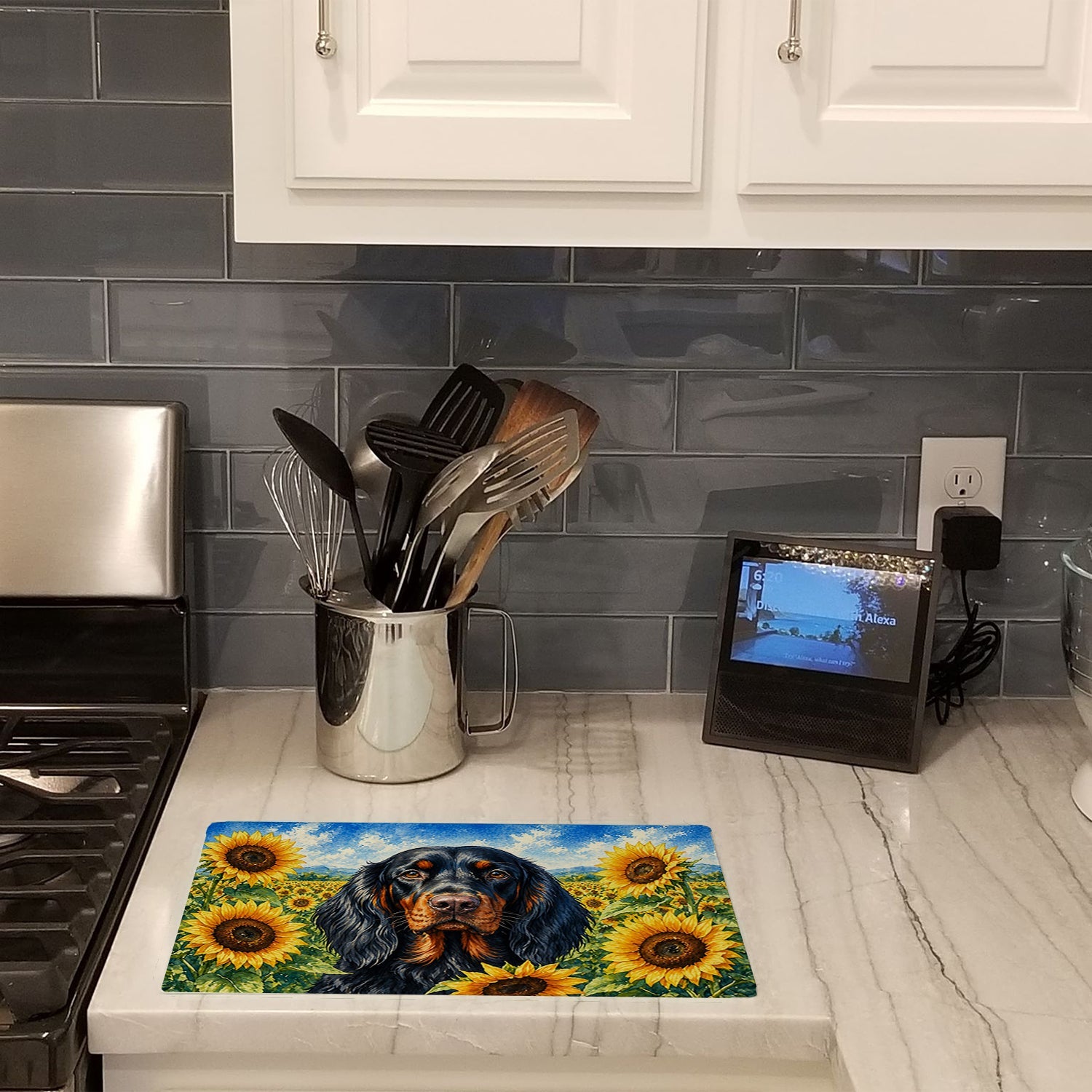 Gordon Setter in Sunflowers Cutting Board Tempered Glass Kitchen Cutting Surface, Heat Resistant Chopping Board with Non-Slip Feet, Decorative Food Prep & Serving
