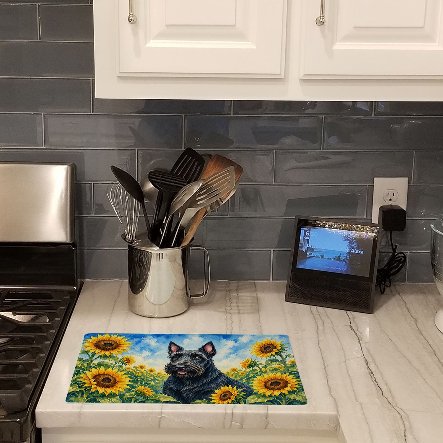 Scottish Terrier in Sunflowers Cutting Board Tempered Glass Kitchen Cutting Surface, Heat Resistant Chopping Board with Non-Slip Feet, Decorative Food Prep & Serving