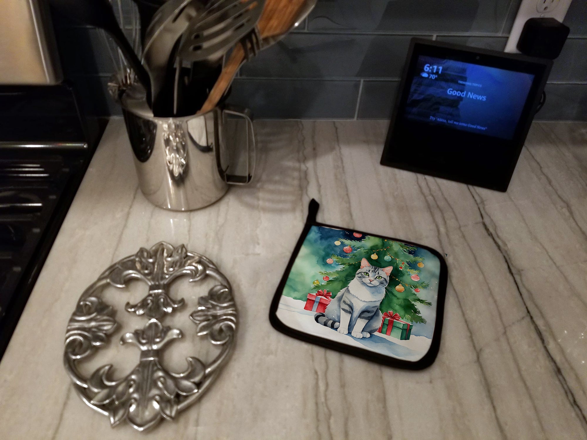 Aegean Cat By the Christmas Tree Pot Holder Set of 2 Heat Resistant Quilted Hot Pads 7.5 x 7.5 Inch, Insulated Kitchen Trivets for Cooking & Baking