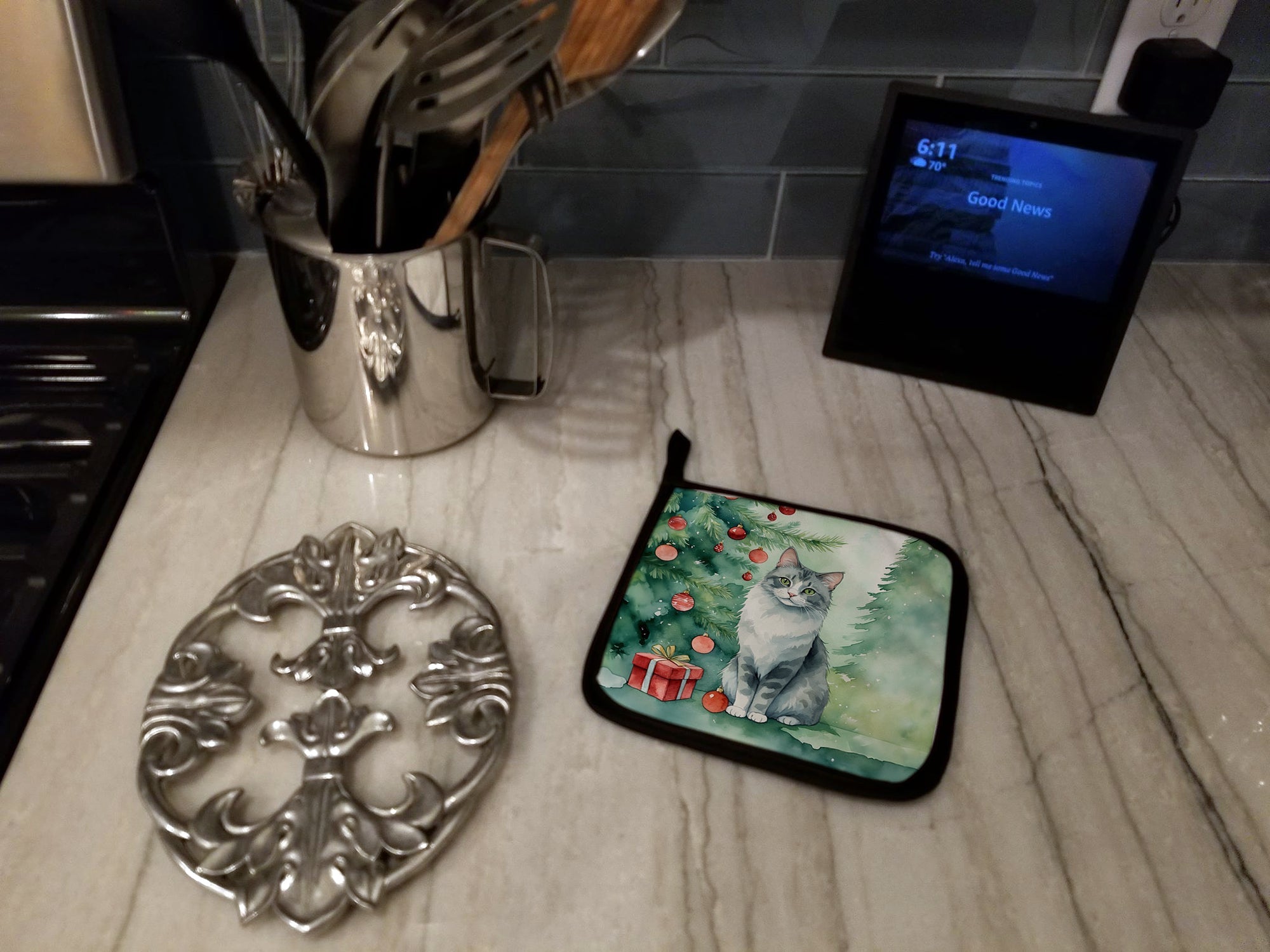 Australian Mist Cat By the Christmas Tree Pot Holder Set of 2 Heat Resistant Quilted Hot Pads 7.5 x 7.5 Inch, Insulated Kitchen Trivets for Cooking & Baking