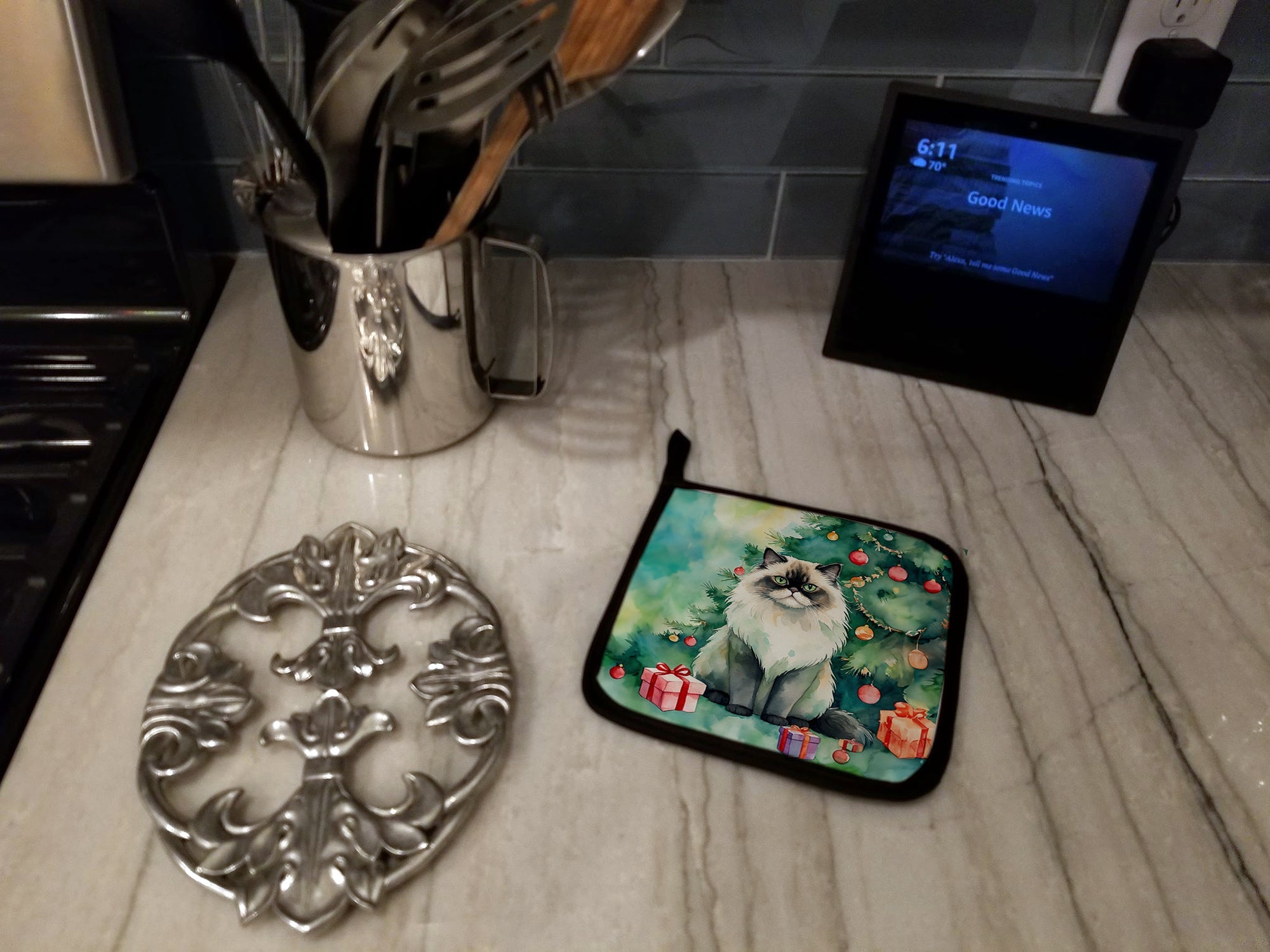 Himalayan Cat By the Christmas Tree Pot Holder Set of 2 Heat Resistant Quilted Hot Pads 7.5 x 7.5 Inch, Insulated Kitchen Trivets for Cooking & Baking