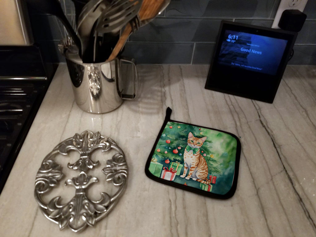 Ocicat Cat By the Christmas Tree Pot Holder Set of 2 Heat Resistant Quilted Hot Pads 7.5 x 7.5 Inch, Insulated Kitchen Trivets for Cooking & Baking