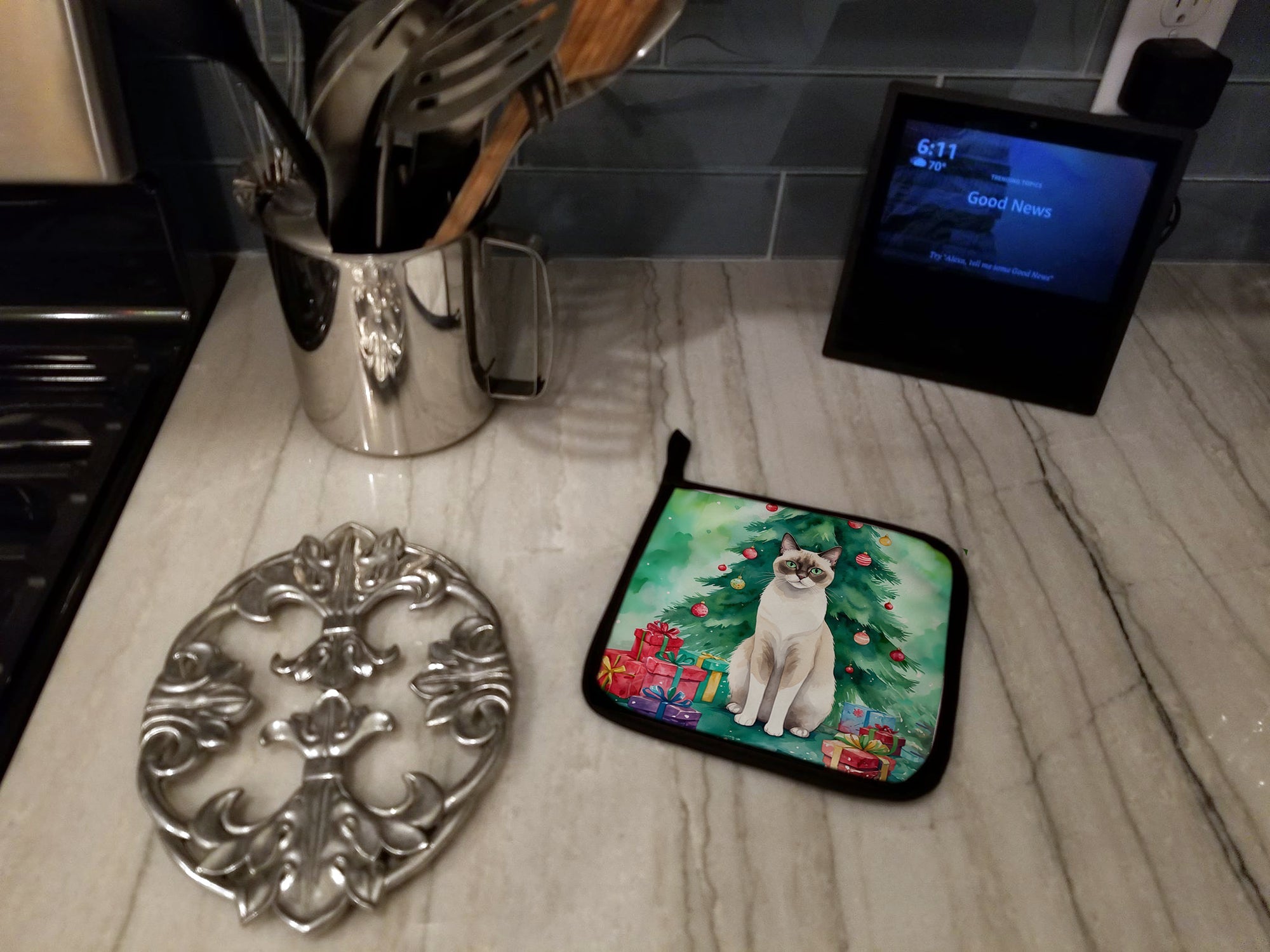Snowshoe Cat By the Christmas Tree Pot Holder Set of 2 Heat Resistant Quilted Hot Pads 7.5 x 7.5 Inch, Insulated Kitchen Trivets for Cooking & Baking