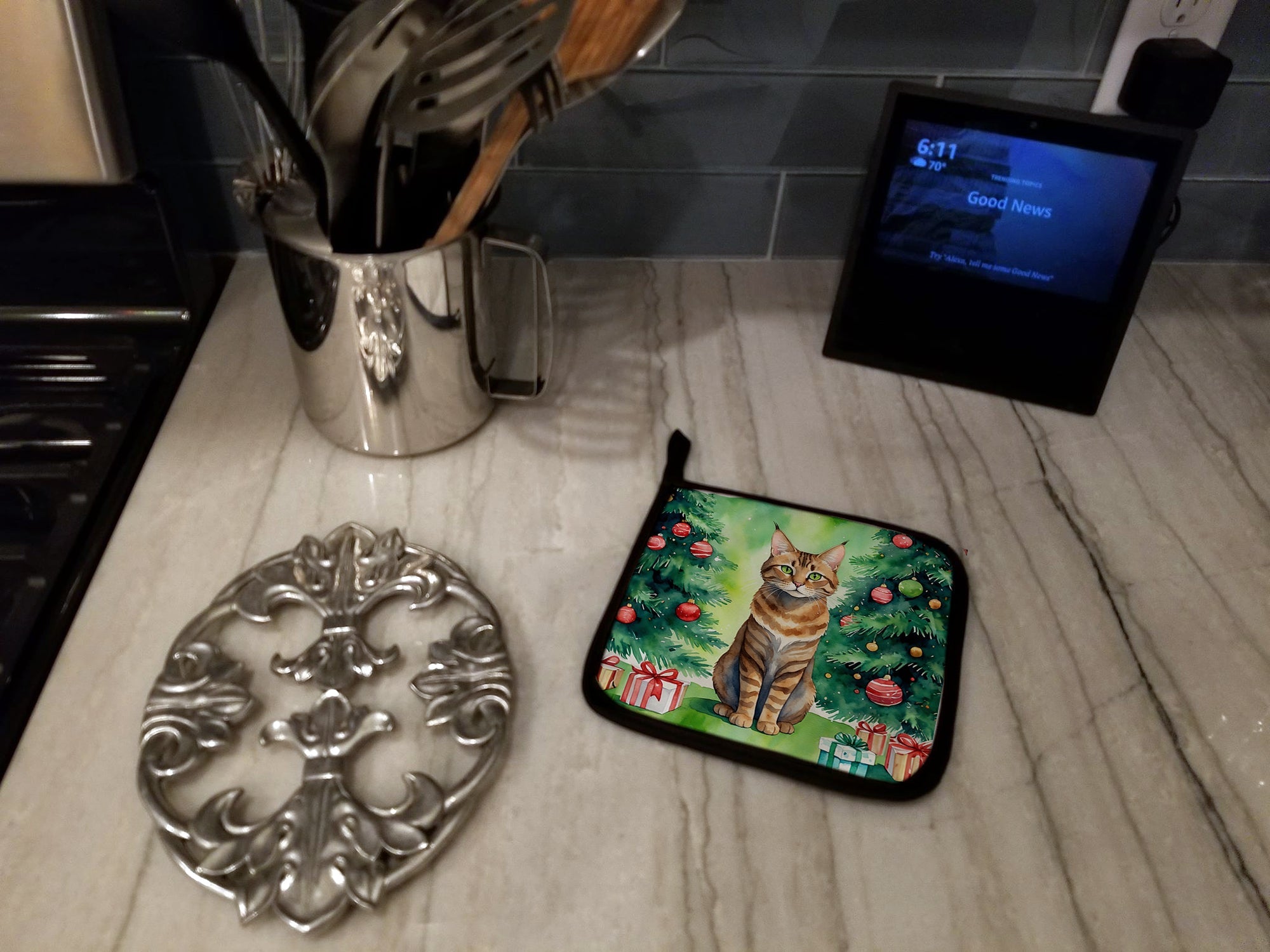 Sokoke Cat By the Christmas Tree Pot Holder Set of 2 Heat Resistant Quilted Hot Pads 7.5 x 7.5 Inch, Insulated Kitchen Trivets for Cooking & Baking