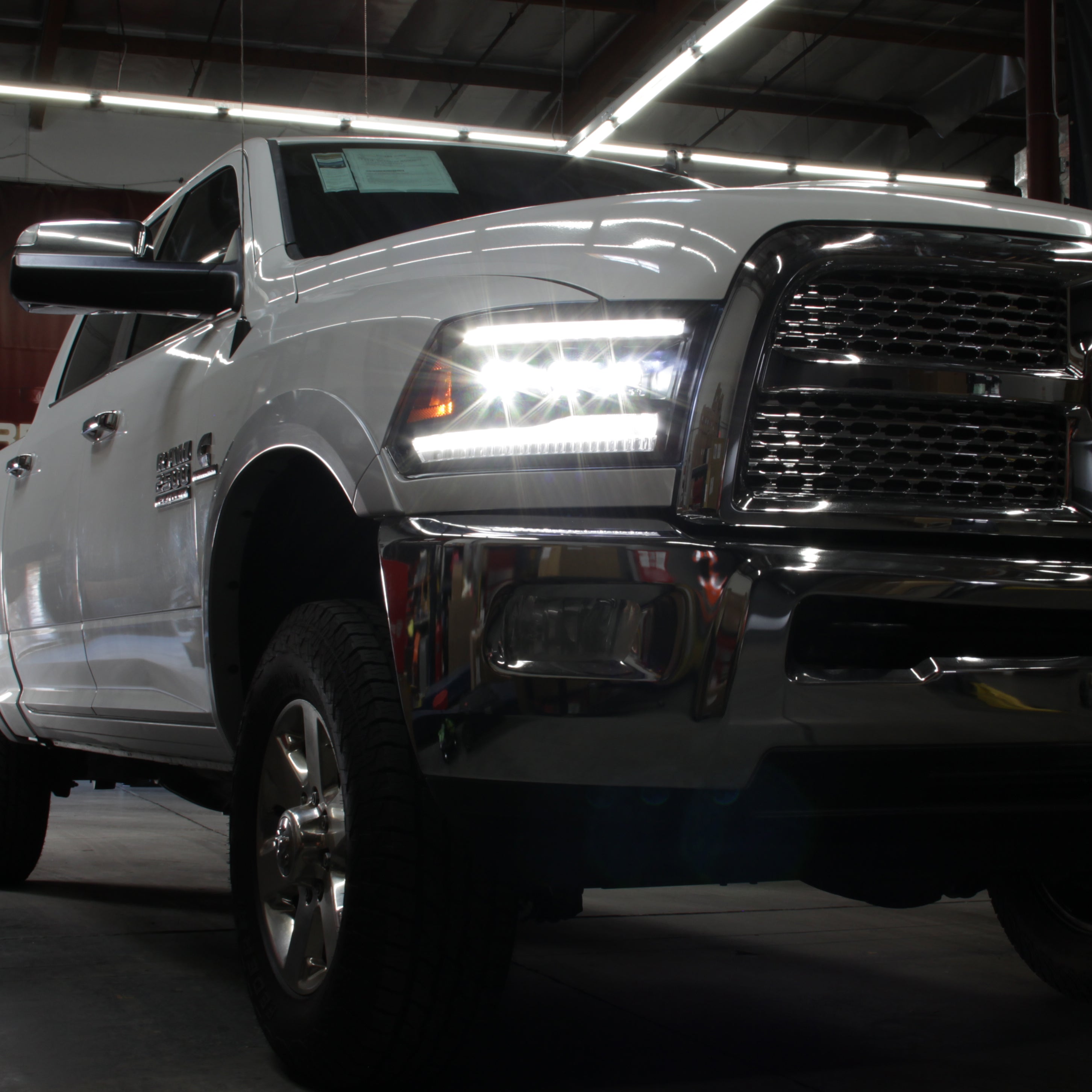 SPYDER 13-18 Dodge RAM 1500 / 13-19 RAM 2500/3500 Projector Headlights 5088673
