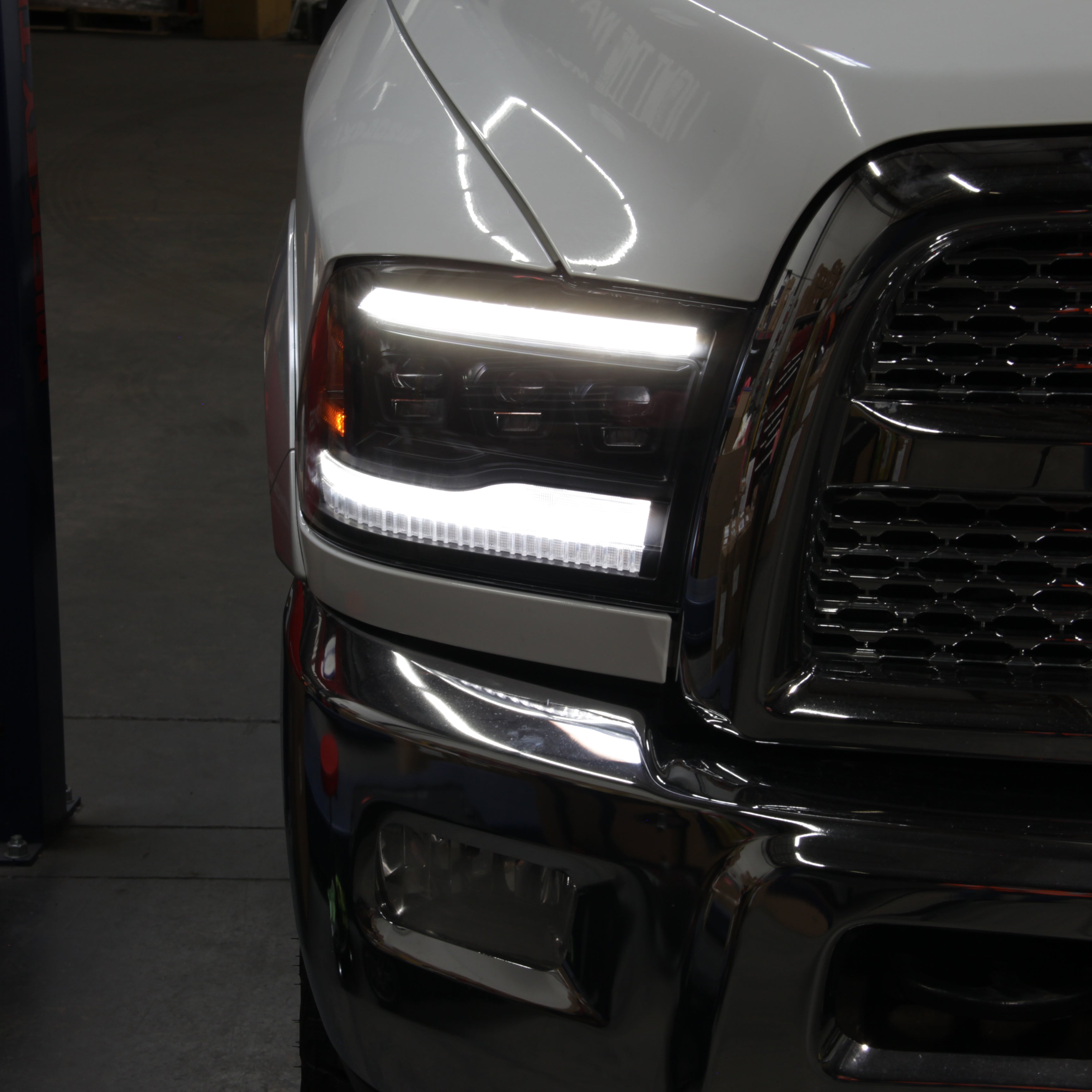 SPYDER 13-18 Dodge RAM 1500 / 13-19 RAM 2500/3500 Projector Headlights 5088673