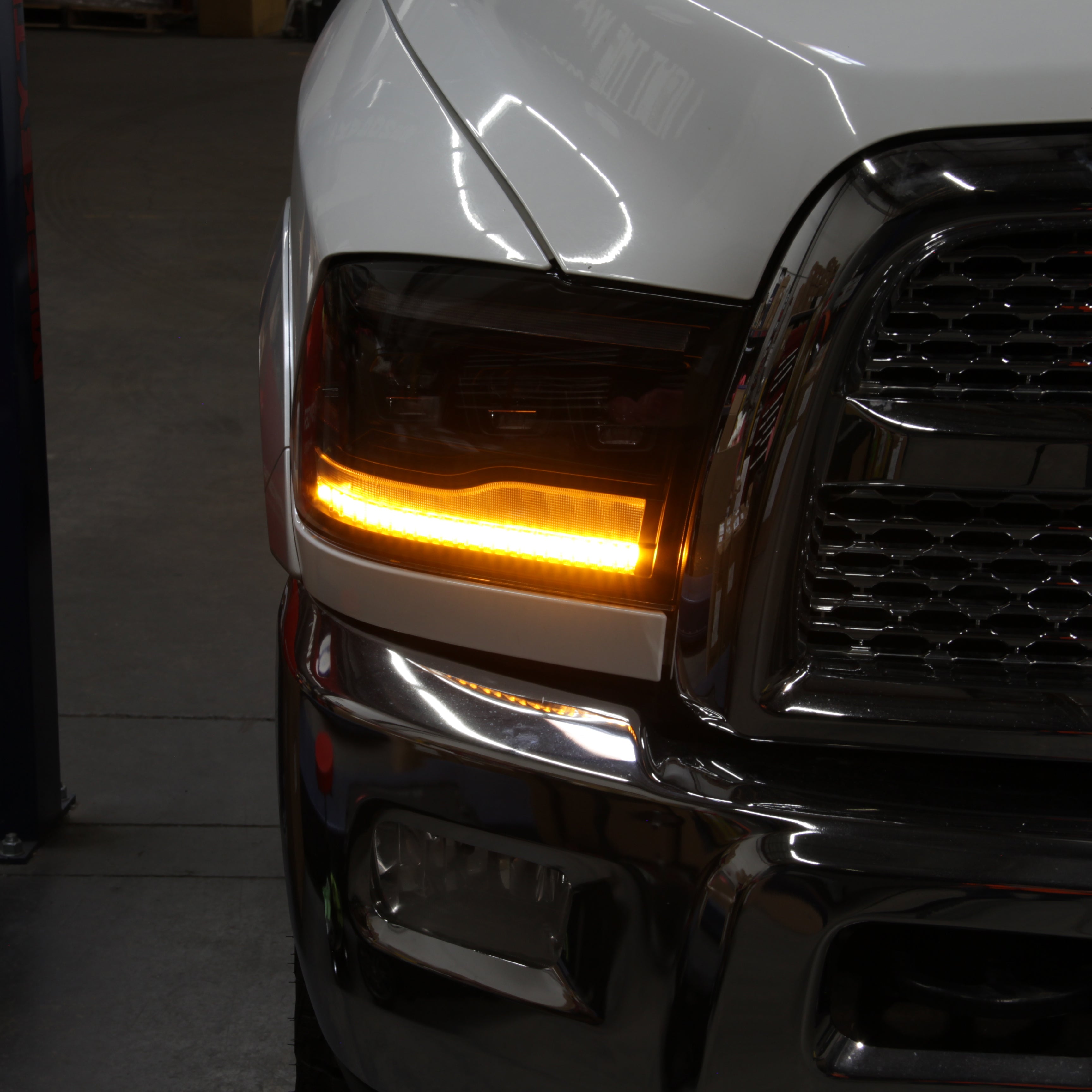 SPYDER 13-18 Dodge RAM 1500 / 13-19 RAM 2500/3500 Projector Headlights 5088673