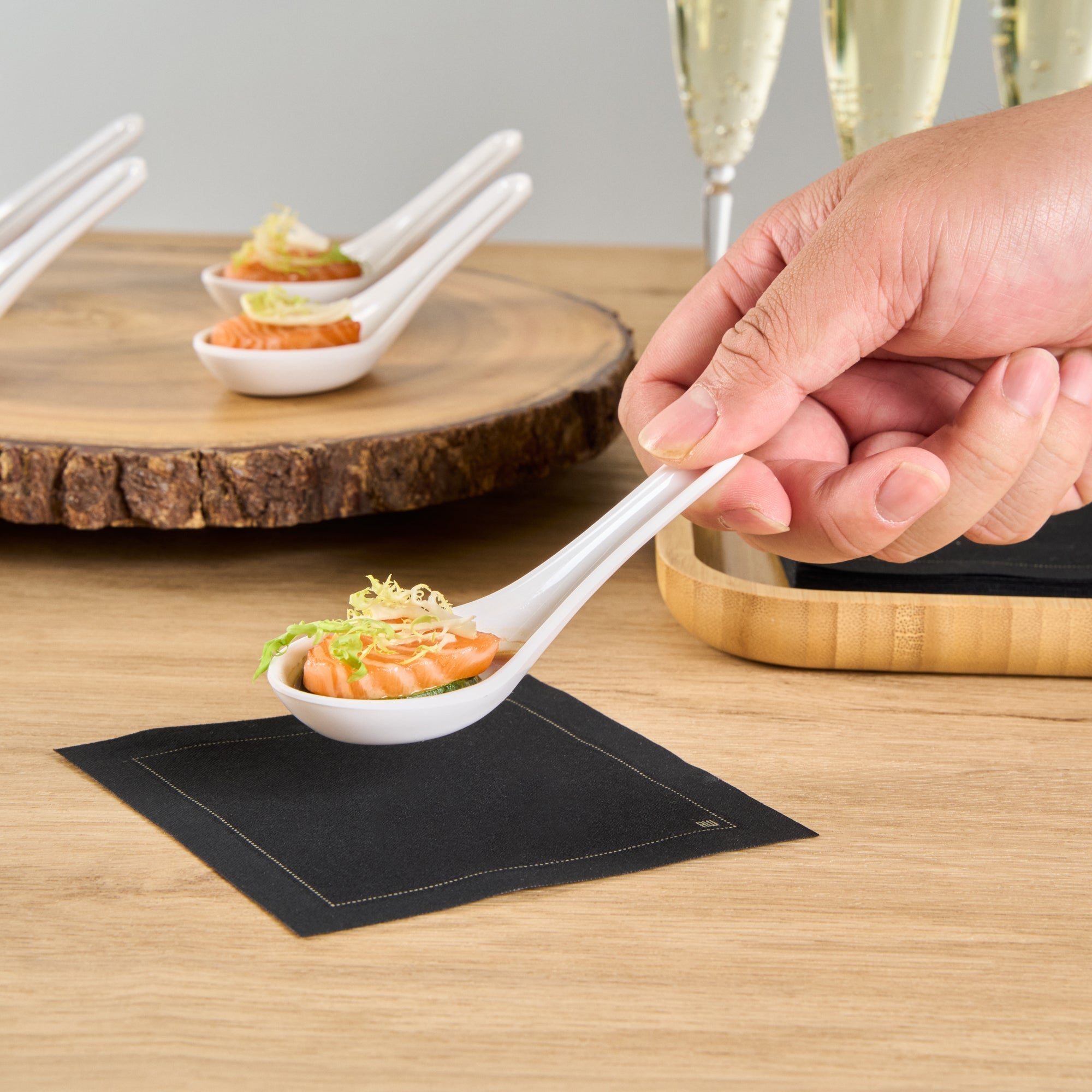 Voga White Melamine Asian Soup Spoon - 4 3/4" x 1 1/2" x 1 1/2" - 10 count box