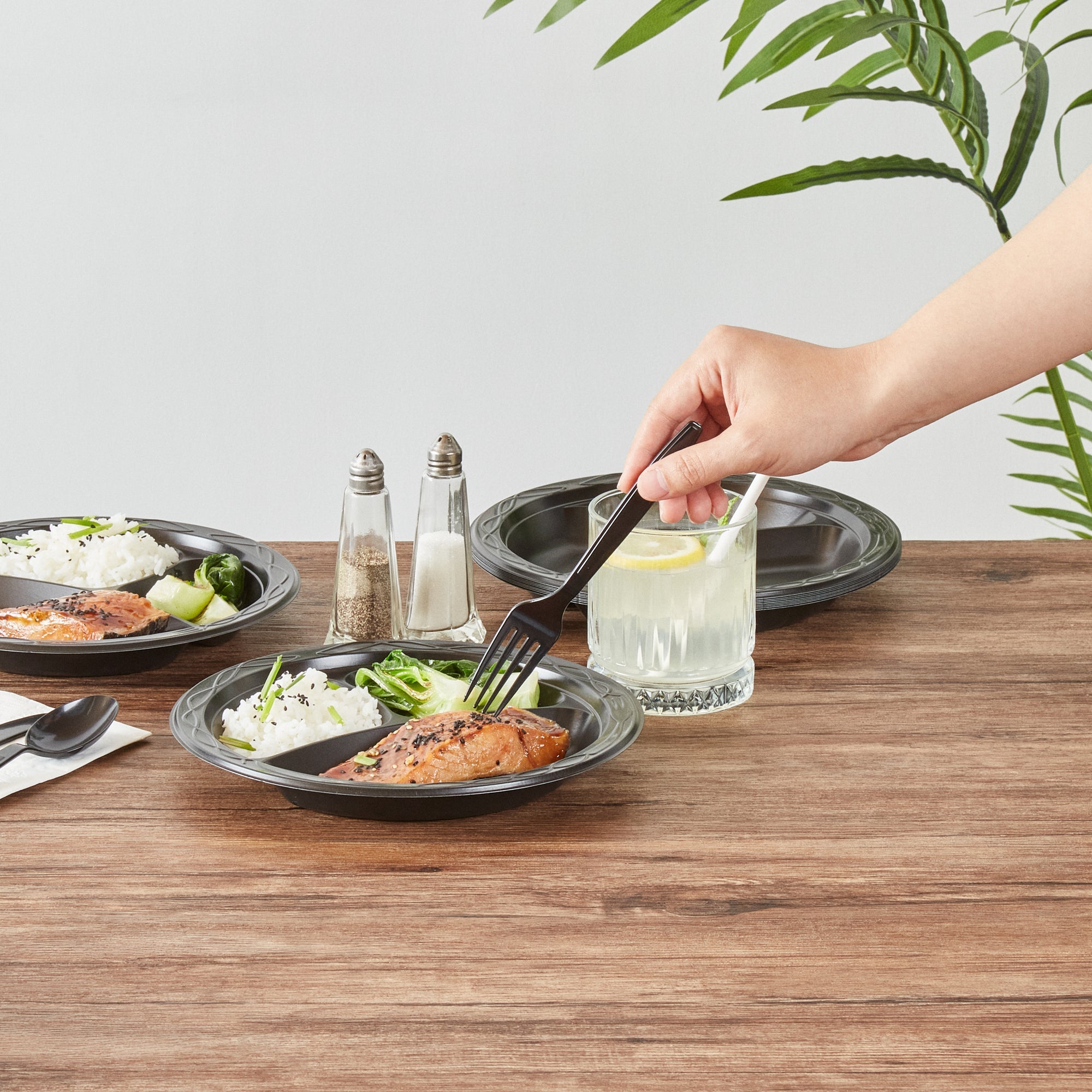 Chef 101 Round Black Plastic Plate - 3 Compartments, Microwavable - 9" x 9" x 3/4" - 100 count box