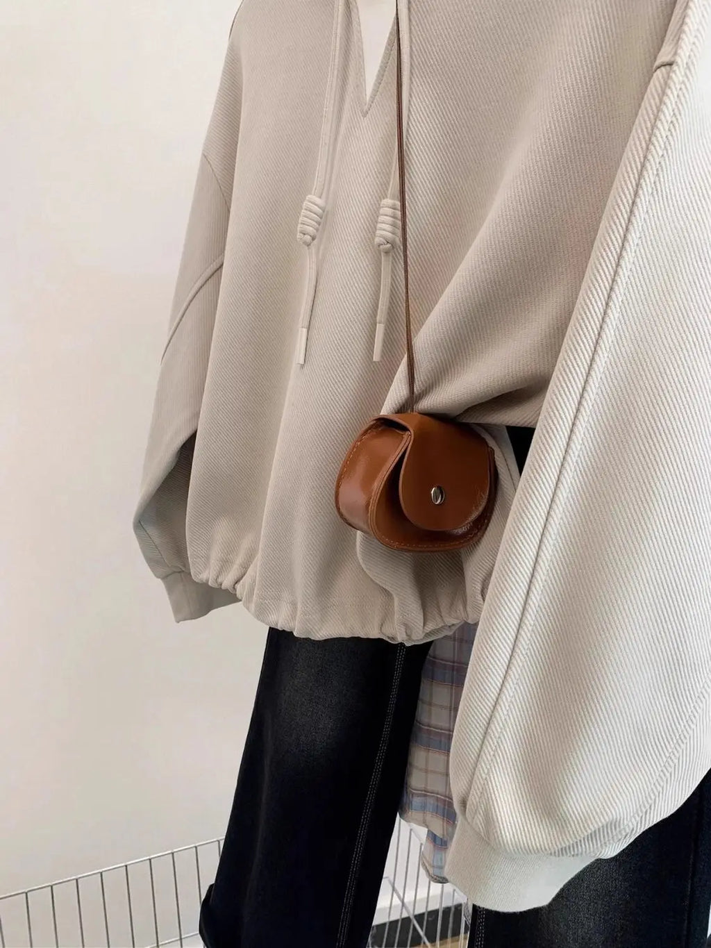 Large size fake two-piece hatless short sweatshirt for women in early autumn 2025 new loose and chic slim long-sleeved top