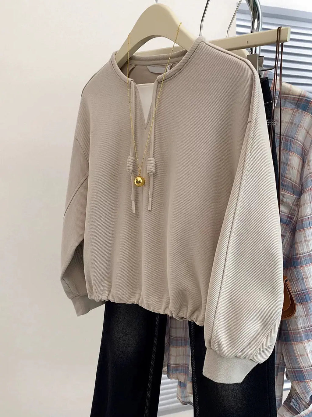 Large size fake two-piece hatless short sweatshirt for women in early autumn 2025 new loose and chic slim long-sleeved top