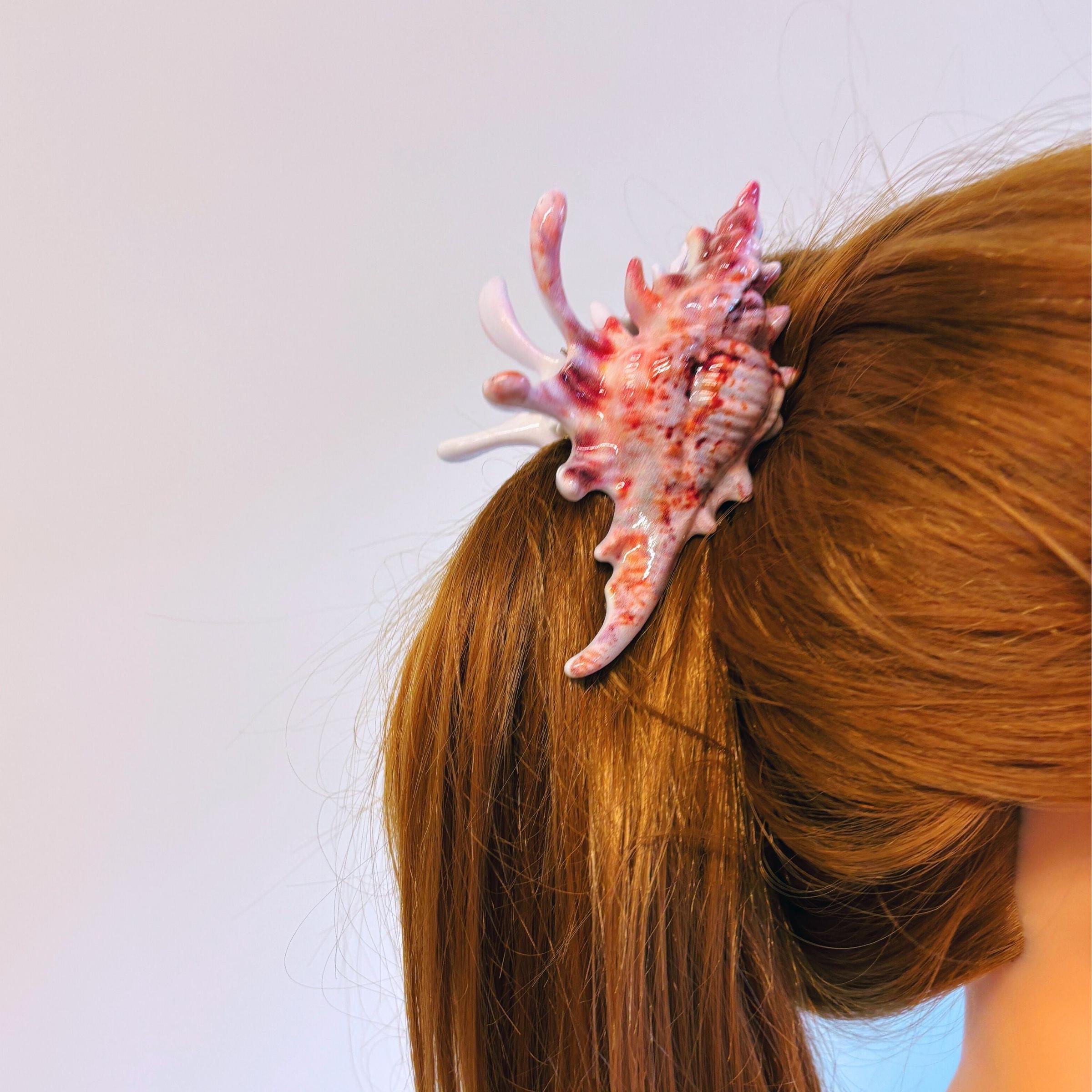 Velvet Claws Realistic Conch Shell Hair Claw in Natural Brown and White