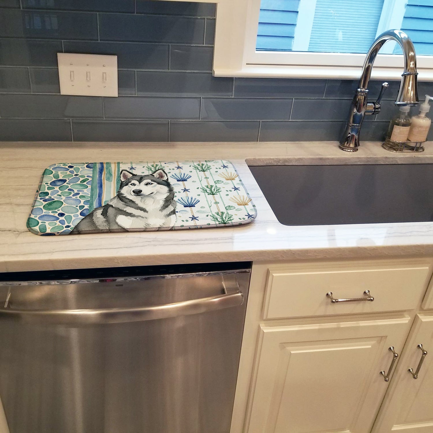 Gray and White Alaskan Malamute Coastal Sea Glass Dish Drying Mat Absorbent Dish Drying Mat Pad for Kitchen Counter Dish Drainer Mat for Countertop, 14 x 21", Multicolor