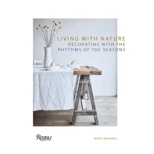 Living with Nature: Decorating with the Rhythms of the Seasons - Hardcover