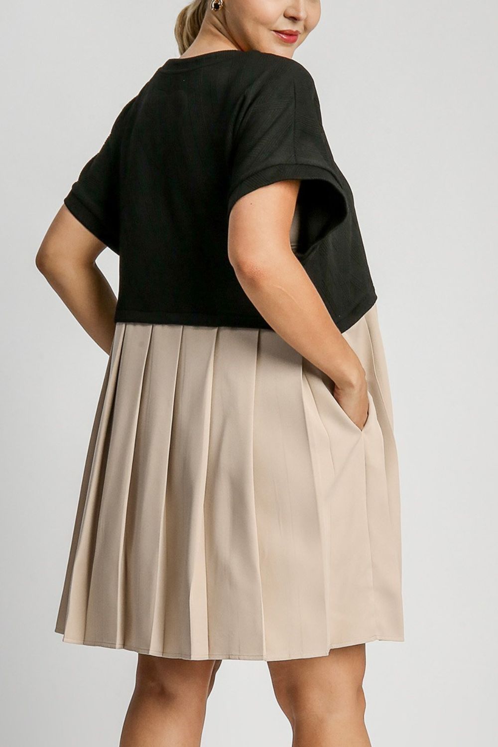 Black Full Size Round Neck Dress with Side Pockets Plus Size Casual Women Outdoor Dress