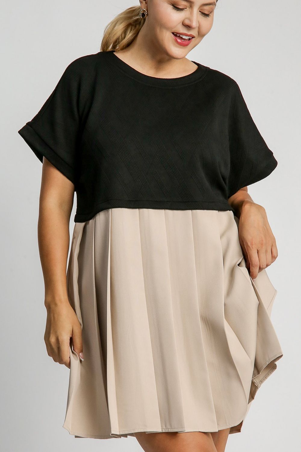 Black Full Size Round Neck Dress with Side Pockets Plus Size Casual Women Outdoor Dress