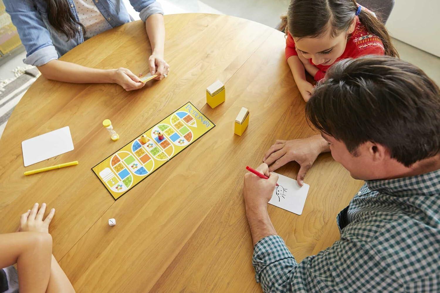 Mattel Pictionary DKD47 Board Game with Markers & Erasable Boards